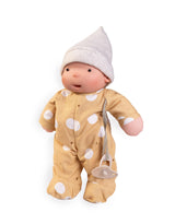 Antonio Juan ANT-86323 Poupée biologique Ariel 26 cm - Pyjama moutarde avec petit chapeau - Antonio Juan vendu par Veille sur toi