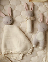 Avery Row LHTBUN Hochet Little Hands - Lapin - Avery Row vendu par Veille sur toi