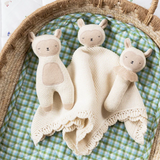 Avery Row RATSHE Hochet en tricot - Mouton - Avery Row vendu par Veille sur toi