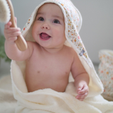 Baluchon ⚜ BAM-5315-T-2008 Sortie de bain pour bébé - Lapins et fleurs - Bambino par Baluchon vendu par Veille sur toi