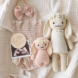 Cuddle + kind BBYBUNPKFLCR003 Peluche - Bébé Lapin 7" - Rose avec Fleurs Ivoires - Cuddle + kind vendu par Veille sur toi