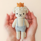 Cuddle + kind TINYLAMSEB4 Peluche avec jolie boîte - Tiny 6" - Sebastien le mouton - Cuddle + kind vendu par Veille sur toi