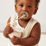 Itzy Ritzy Peluche et suce en caoutchouc naturel Bitzy Pal™ - Itzy Ritzy vendu par Veille sur toi