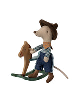 Maileg 17-5103-00 Petit frère souris cowboy sur son cheval à bascule - Maileg vendu par Veille sur toi