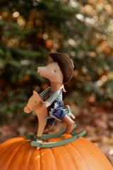 Maileg 17-5103-00 Petit frère souris cowboy sur son cheval à bascule - Maileg vendu par Veille sur toi