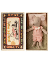 Maileg 17-5109-00 Petite soeur souris dans sa boîte d'allumettes - Pyjama vichy rose - Maileg vendu par Veille sur toi