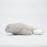 Moonie S-GR Peluche Sonore en Coton Biologique avec Veilleuse 2.0 - Phoque gris - Moonie vendu par Veille sur toi