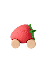 Oli & Carol L-STRAWBERRY-CAR Voiture jouet en caoutchou pour bébé - Sweetie la fraise - Oli & Carol vendu par Veille sur toi