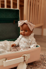 Paola Reina PR-4118 Bébé Gordis - Ruby avec blouse fleurie, pantalon et boucle - Paola Reina vendu par Veille sur toi