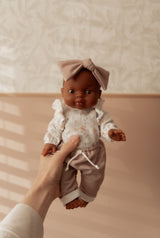 Paola Reina PR-4118 Bébé Gordis - Ruby avec blouse fleurie, pantalon et boucle - Paola Reina vendu par Veille sur toi