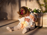 Paola Reina PR-4128 Bébé Gordis - Johana avec blouse marguerites et casquette - Paola Reina vendu par Veille sur toi