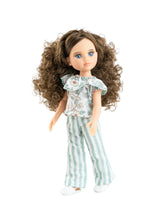 Paola Reina PR-4705 Poupée Las Amigas - Carmen avec chandail fleuri - Paola Reina vendu par Veille sur toi