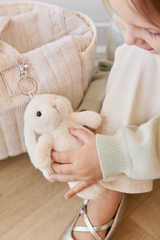 Snuggle Bunnies SB-PenKey-Mar Breloque pour sac - Pénélope le lapin - Marshmallow - Snuggle Bunnies vendu par Veille sur toi
