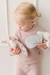 Snuggle Bunnies SB-PenSlee-Blu Peluche Pénélope endormie - Blush - Snuggle Bunnies vendu par Veille sur toi