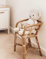 Chaise haute en rotin pour poupée marque Poppie Toys vendu par Veille sur toi