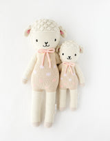 Cuddle + kind Peluche - Lucy l'agneau Pastel - Cuddle + kind vendu par Veille sur toi