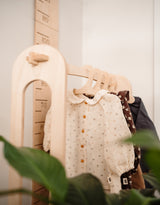 Abricotine ⚜ Porte vêtements en bois - Abricotine vendu par Veille sur toi