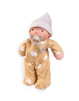 Antonio Juan ANT-86323 Poupée biologique Ariel 26 cm - Pyjama moutarde avec petit chapeau - Antonio Juan vendu par Veille sur toi