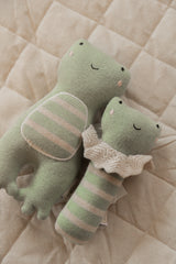 Avery Row LHTFRO Peluche Little Hands - Grenouille - Avery Row vendu par Veille sur toi