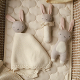 Avery Row RATBUN Hochet en tricot - Lapin - Avery Row vendu par Veille sur toi