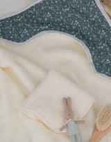 Baluchon ⚜ 53151796 Sortie de bain pour bébé - Sarcelle et petites fleurs - Bambino par Baluchon vendu par Veille sur toi