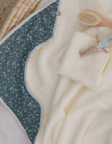 Baluchon ⚜ 53151796 Sortie de bain pour bébé - Sarcelle et petites fleurs - Bambino par Baluchon vendu par Veille sur toi