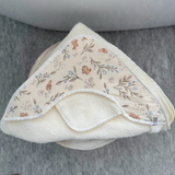 Baluchon ⚜ BAM-5315-T-2008 Sortie de bain pour bébé - Lapins et fleurs - Bambino par Baluchon vendu par Veille sur toi