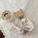 Baluchon ⚜ BAM-5366-T-2008 Attache-suce chat en mousseline - Lapins et fleurs - Bambino par Baluchon vendu par Veille sur toi