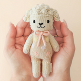 Cuddle + kind TINYLAMEAS4 Peluche avec jolie boîte - Tiny 6" - Lucy le mouton - Cuddle + kind vendu par Veille sur toi