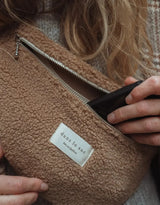 Dans le sac ⚜ BELT-SHER-COFF Sac banane en sherpa - Café - Dans le sac vendu par Veille sur toi