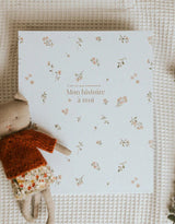 Le petit tableau noir ⚜ LIVR-FLBEIGE-23 Livre de bébé - Floral beige - Le petit tableau noir vendu par Veille sur toi