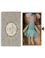 Maileg 17-5104-00 Petite soeur souris danseuse dans son lit - Robe bleue - Maileg vendu par Veille sur toi