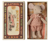 Maileg 17-6200-00 Grande soeur souris dans une boîte d'allumette - Pyjama rose à pois - Maileg vendu par Veille sur toi