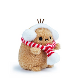Noodoll T02849 Mini peluche assise - Ricespud avec écharpe rayée rouge - Noodoll vendu par Veille sur toi