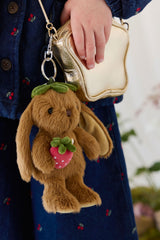 Snuggle Bunnies SB-174330 Breloque pour sac - Pénélope le lapin avec fraise - Snuggle Bunnies vendu par Veille sur toi