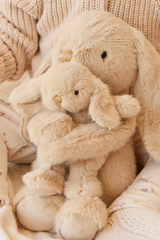 Snuggle Bunnies SB-Frank-Car Peluche Frankie le lapin câlin et son bébé - Caramel - Snuggle Bunnies vendu par Veille sur toi