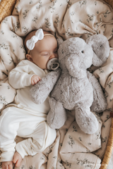 Snuggle Bunnies SB-Olive Peluche Olive l'éléphant - Snuggle Bunnies vendu par Veille sur toi