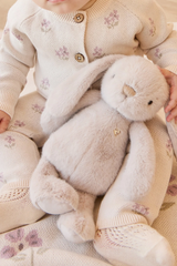 Snuggle Bunnies SB-Pen-Bei Peluche Pénélope le lapin - Beige - Snuggle Bunnies vendu par Veille sur toi