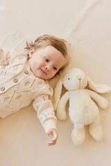Snuggle Bunnies SB-Pen-Sun Peluche Pénélope le lapin - Sunshine - Snuggle Bunnies vendu par Veille sur toi