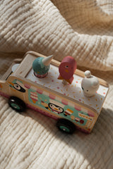 Tender Leaf Toys TL8235 Camion de crème glacée Gelato avec manchot - Tender Leaf Toys vendu par Veille sur toi
