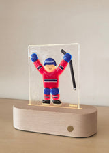 Veille sur toi ⚜ VST-LTC-015 Lampe de table complète - Joueur de hockey - Veille sur toi vendu par Veille sur toi