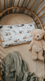 Veille sur toi ⚜ VST-TO-LESCAMIONS Taie d'oreiller pour enfant - Les camions - Veille sur toi vendu par Veille sur toi