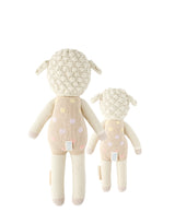 Cuddle + kind Peluche - Lucy l'agneau Pastel - Cuddle + kind vendu par Veille sur toi