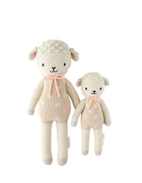 Cuddle + kind Peluche - Lucy l'agneau Pastel - Cuddle + kind vendu par Veille sur toi